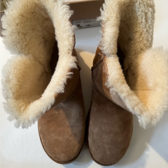 UGG Bailey Button Boots in tan, size 9, good condition - Picture 4 of 7